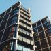 Fachada de un edificio de viviendas con balcones
