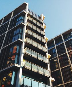 Fachada de un edificio de viviendas con balcones