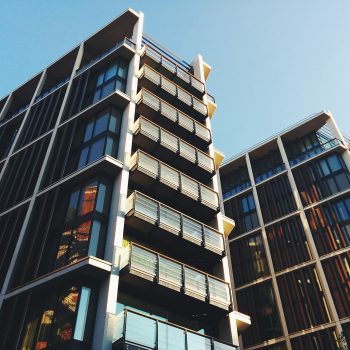 Fachada de un edificio de viviendas con balcones