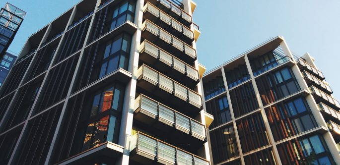 Fachada de un edificio de viviendas con balcones