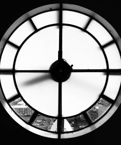 Esfera de un reloj de torre vista desde dentro