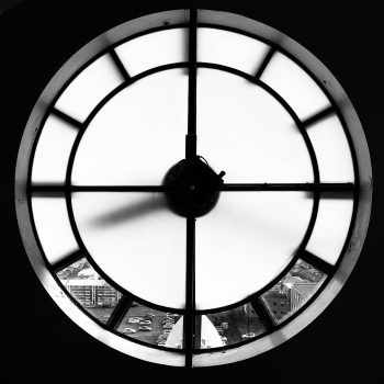 Esfera de un reloj de torre vista desde dentro