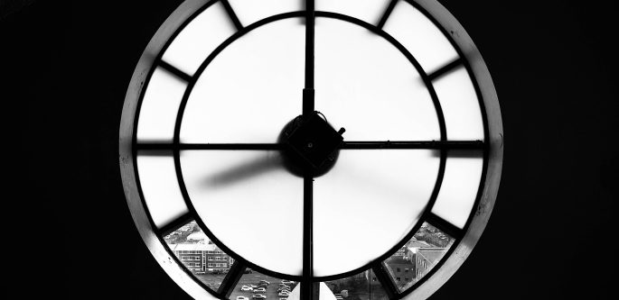Esfera de un reloj de torre vista desde dentro