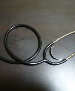 Estetoscopio sobre una mesa