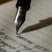 Pluma estilográfica escribiendo una carta a mano