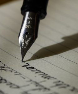 Pluma estilográfica escribiendo una carta a mano