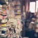 Pilas de libros de segunda mano en una librería antigua